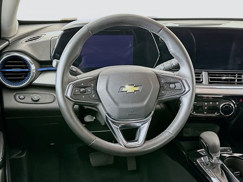 Used 2025 Chevrolet Trax LT w/ LT Convenience Package image 17