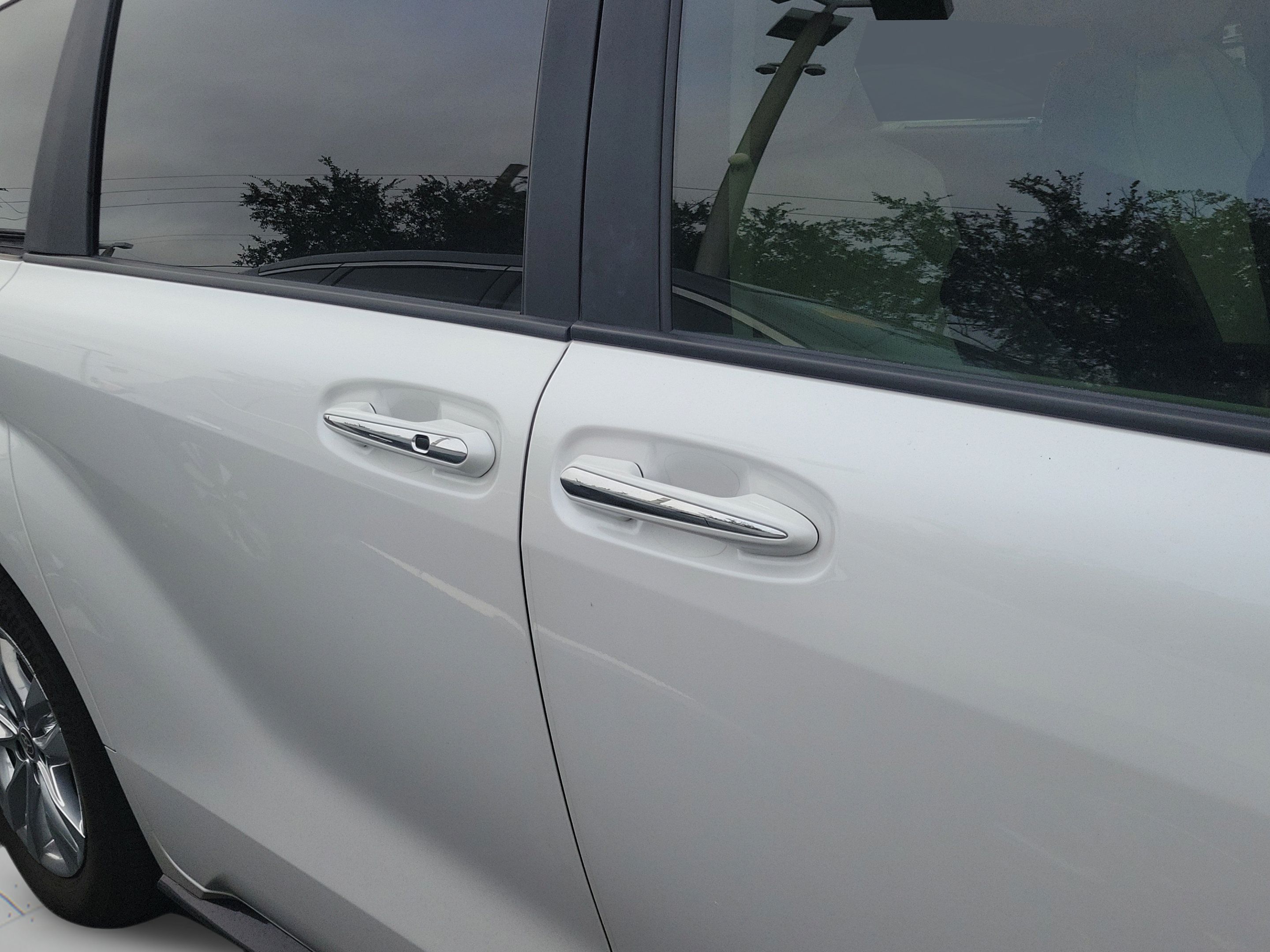 Certified 2025 Toyota Sienna Limited FWD image 17