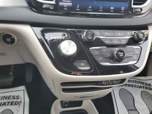 Certified 2024 Chrysler Pacifica Touring-L image 19