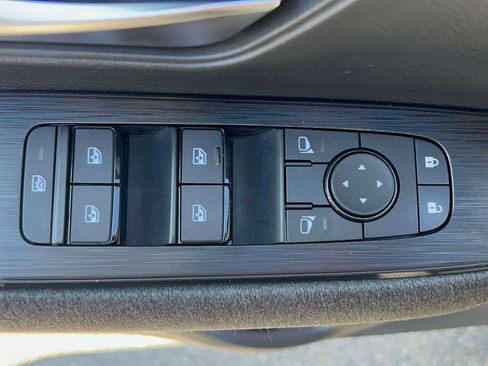 Used 2025 Nissan Kicks SV AWD/4WD image 14