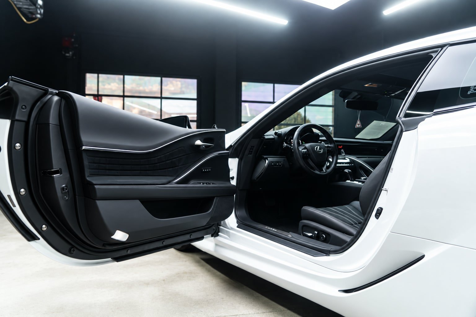 Used 2018 Lexus LC 500 Coupe w/ Touring Package RWD image 10