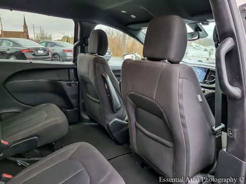 Used 2018 Chrysler Pacifica Touring Plus image 32