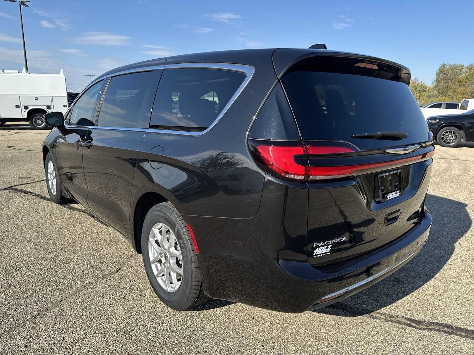 Used 2023 Chrysler Pacifica Touring-L w/ Uconnect Theater Family Group FWD image 7