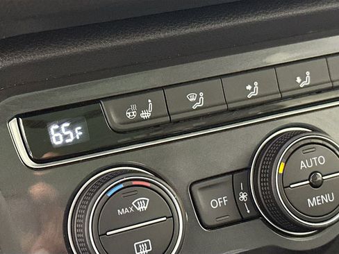 Used 2020 Volkswagen Tiguan SE image 19