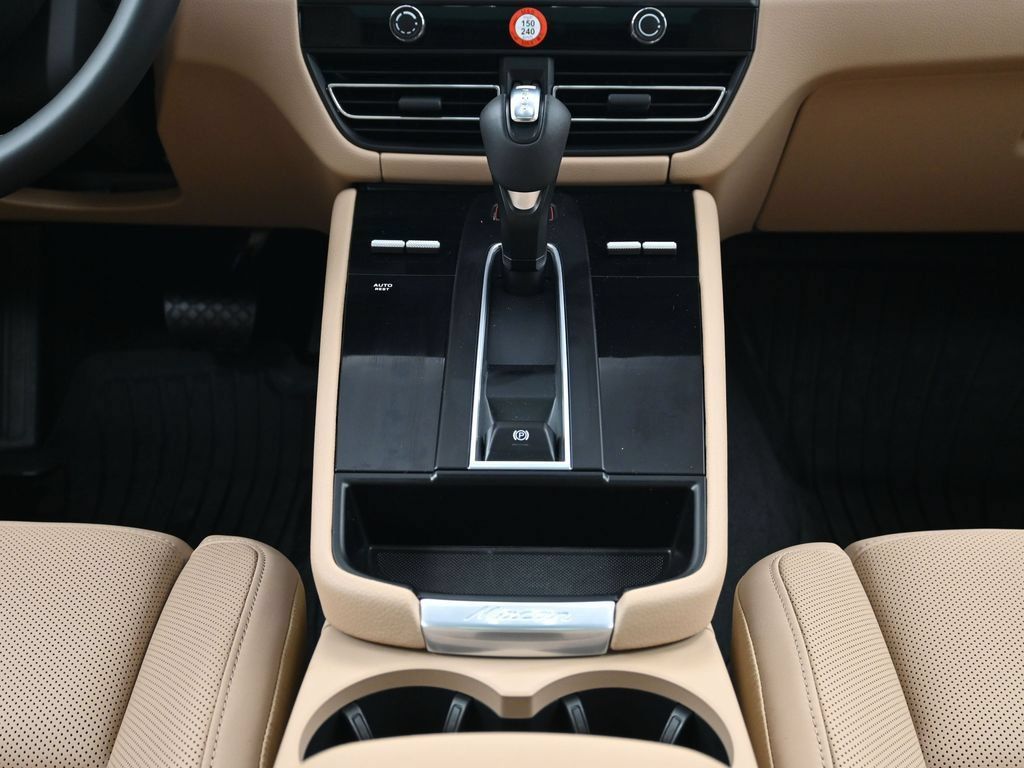 Used 2026 Porsche Macan AWD/4WD image 10