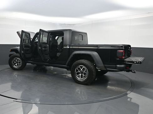 Used 2024 Jeep Gladiator Rubicon AWD/4WD image 39