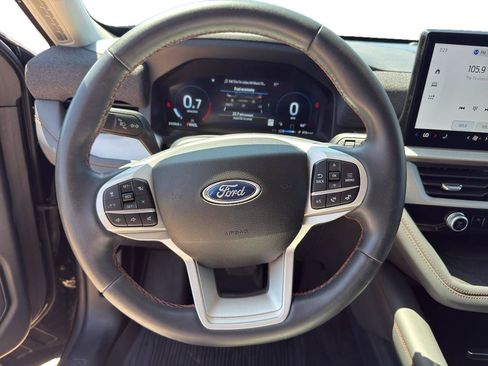 Used 2025 Ford Explorer Active AWD/4WD image 14