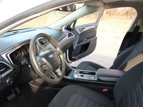 Used 2020 Ford Fusion SE image 15
