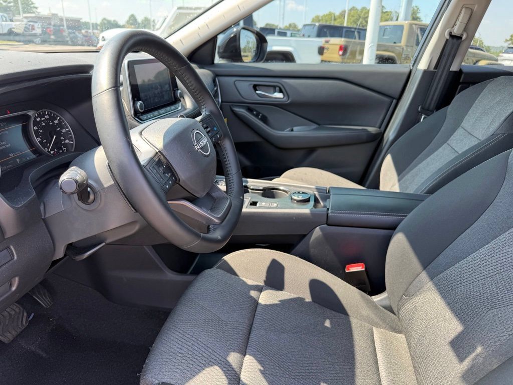 Used 2025 Nissan Rogue SV AWD/4WD image 4
