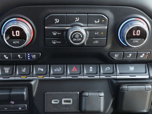 Used 2020 Chevrolet Silverado 2500 High Country image 9