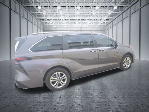 Used 2023 Toyota Sienna Platinum AWD/4WD image 7