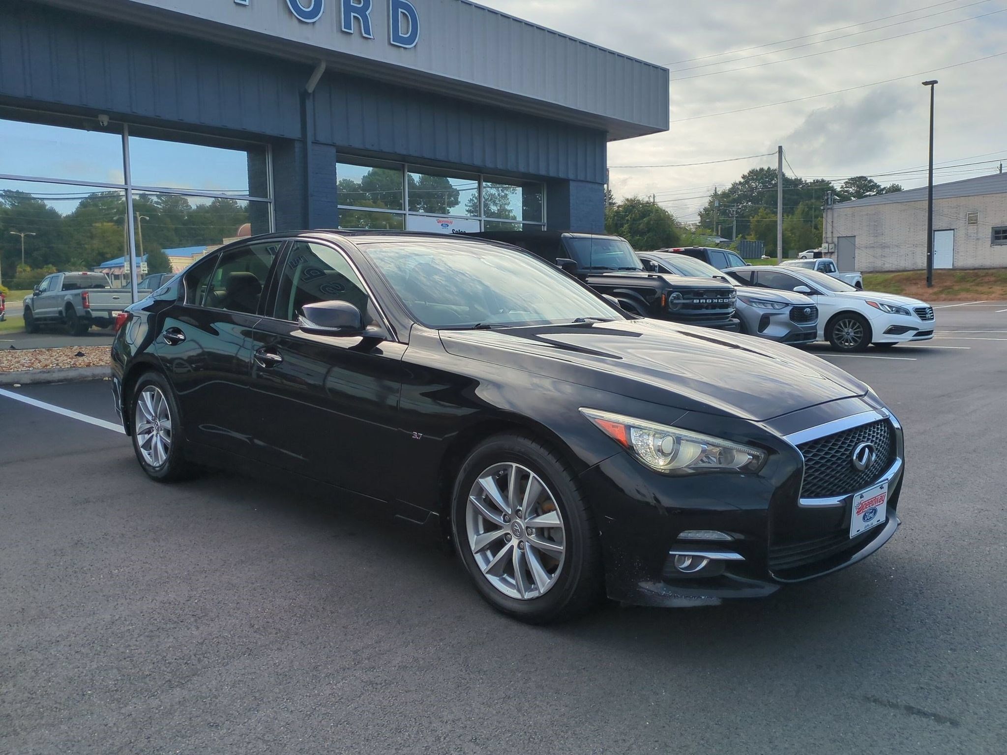 Used 2015 INFINITI Q50 Premium w/ Navigation Package AWD/4WD image 3