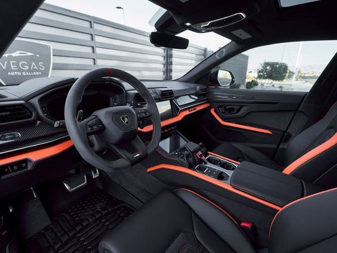 Used 2025 Lamborghini Urus SE image 2