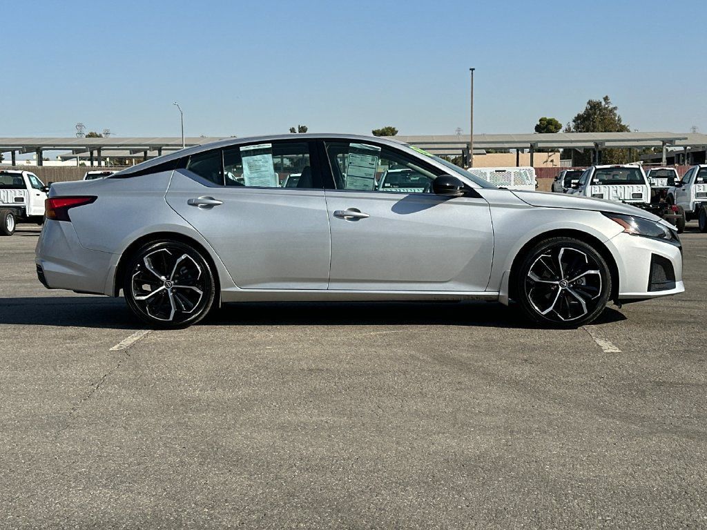 Used 2025 Nissan Altima 2.5 SR FWD image 2