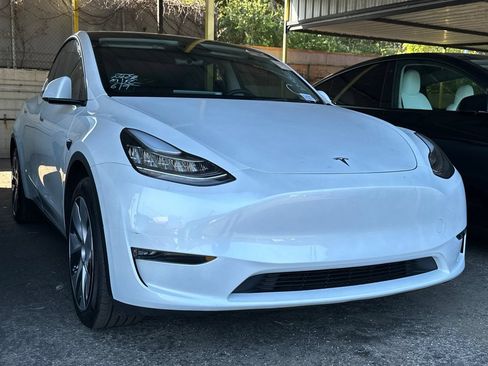 Used 2023 Tesla Model Y Long Range AWD/4WD image 2