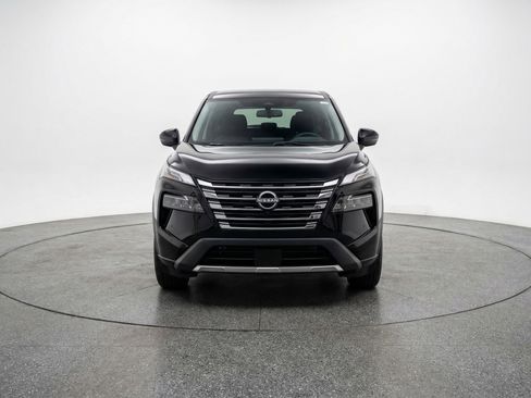 Used 2025 Nissan Rogue SV image 2