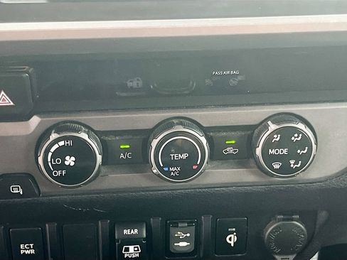 Used 2018 Toyota Tacoma TRD Sport image 16