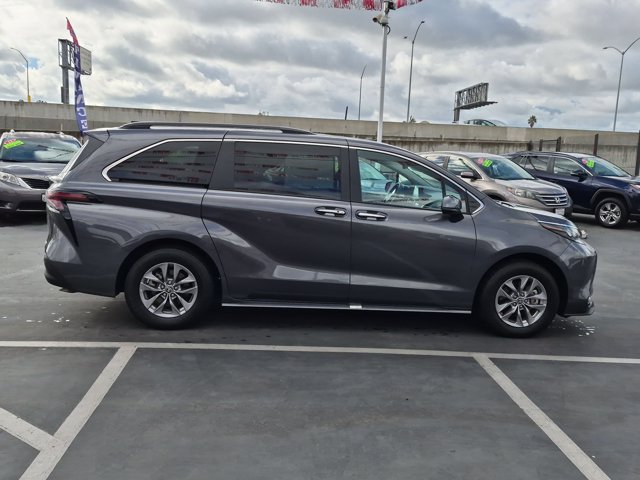 Used 2025 Toyota Sienna XLE FWD image 4