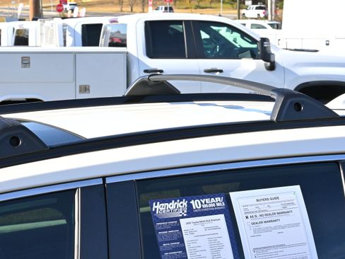 Used 2022 Toyota RAV4 XLE Premium image 32