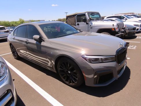 Used 2022 BMW 740i w/ M Sport Package RWD image 2