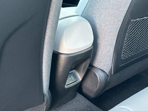 Used 2025 Hyundai Elantra Limited FWD image 16