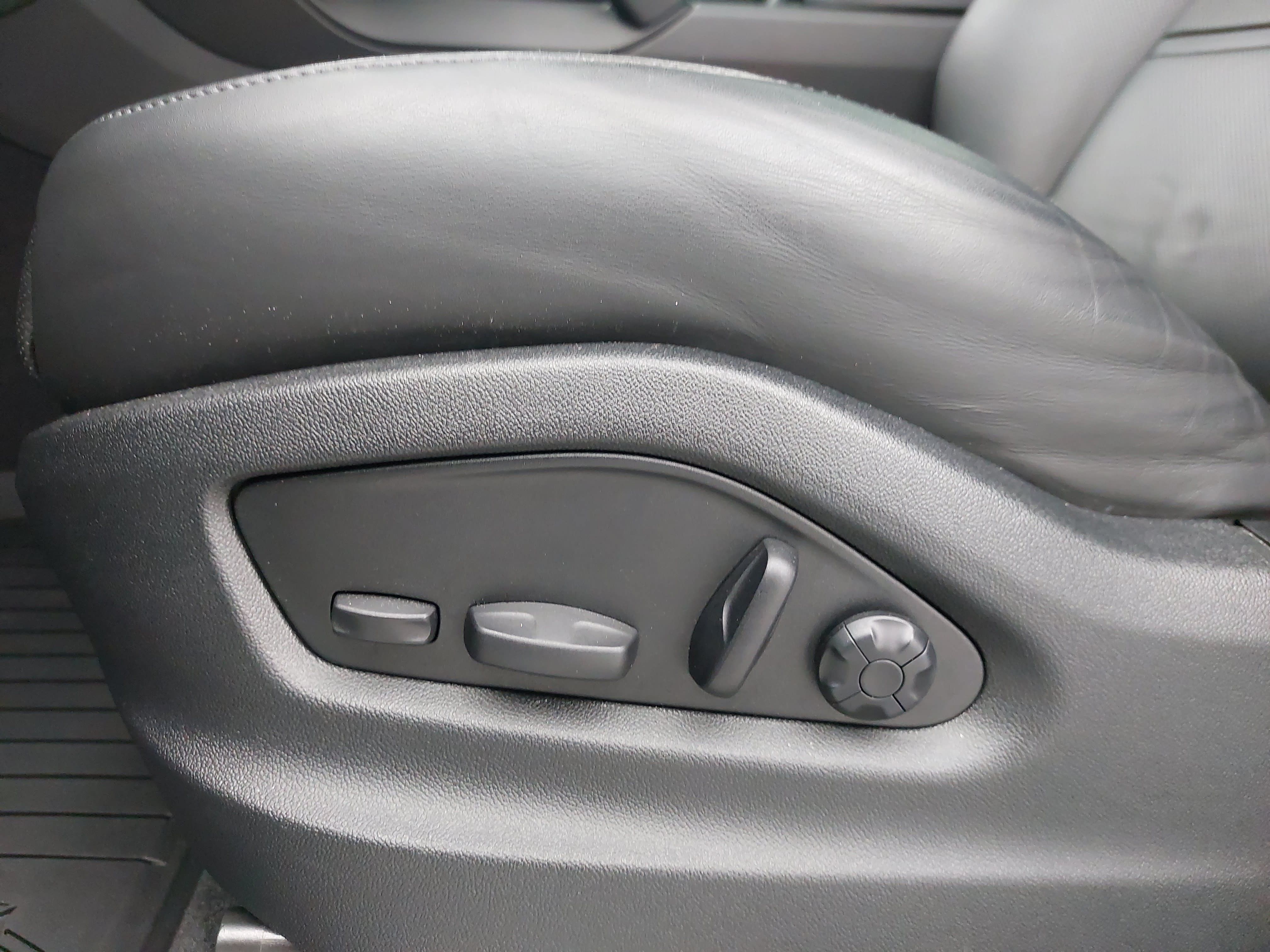 Certified 2024 Porsche Cayenne Coupe AWD/4WD image 31