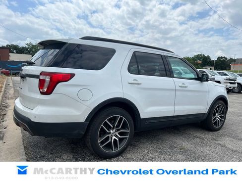 Used 2017 Ford Explorer XLT w/ Equipment Group 202A FWD image 3