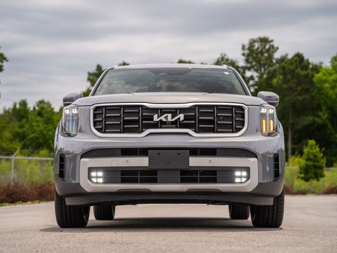 Used 2024 Kia Telluride SX Prestige w/ Towing Package AWD/4WD image 2