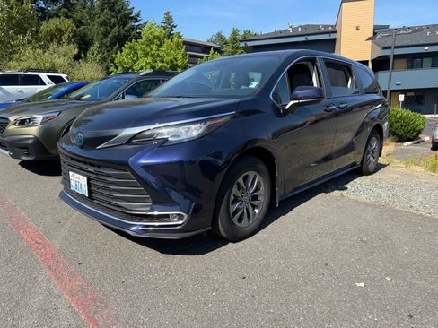 Used 2023 Toyota Sienna XLE AWD/4WD image 1