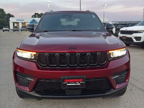 Used 2023 Jeep Grand Cherokee Altitude AWD/4WD image 3