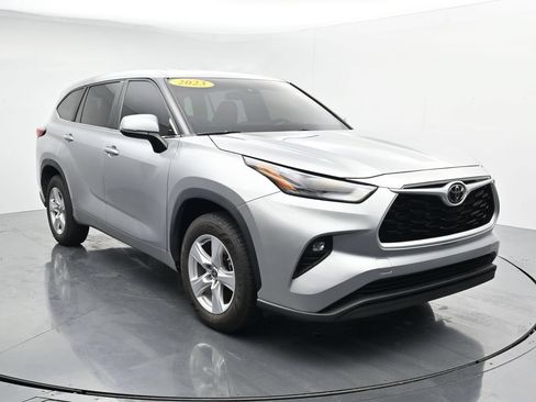 Used 2023 Toyota Highlander LE FWD image 2