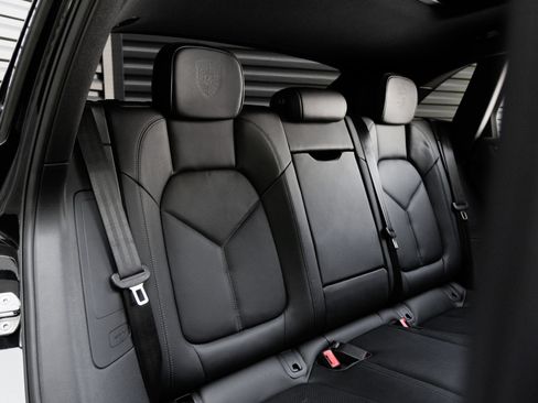Certified 2026 Porsche Macan AWD/4WD image 34