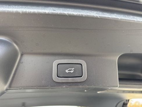 Used 2018 Jaguar F-PACE S image 32