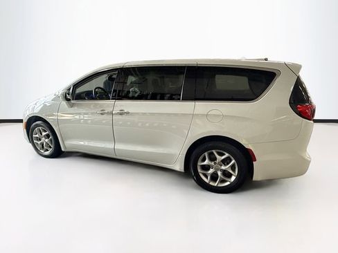Used 2019 Chrysler Pacifica Touring Plus w/ Tire & Wheel Group image 9