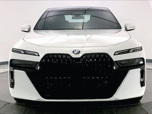 Certified 2023 BMW 760i xDrive AWD/4WD image 2