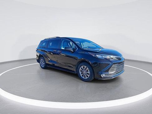 Certified 2024 Toyota Sienna XLE image 3