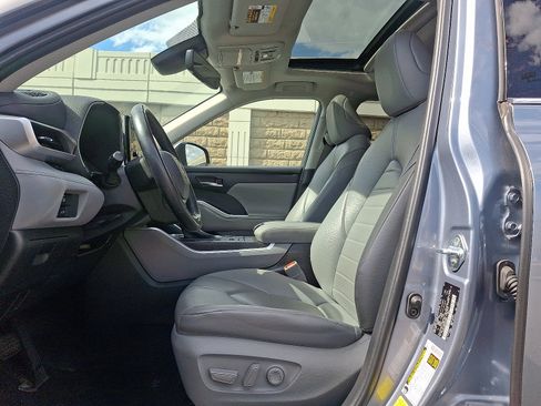 Used 2022 Toyota Highlander XLE image 12