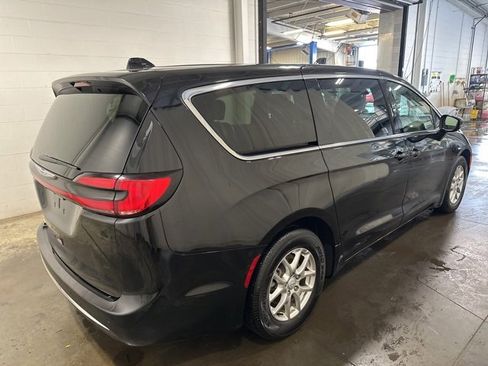 Used 2025 Chrysler Pacifica Select image 4