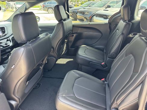 New 2025 Chrysler Pacifica Select FWD image 16
