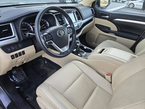 Certified 2019 Toyota Highlander XLE image 8
