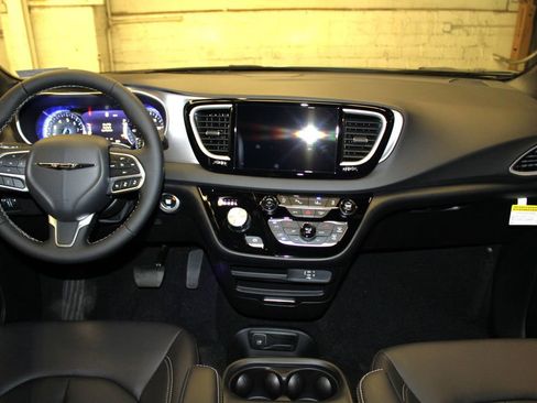 New 2026 Chrysler Voyager LX image 9