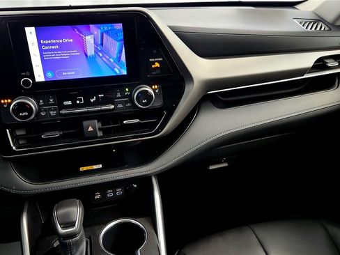 Certified 2024 Toyota Highlander XLE image 31
