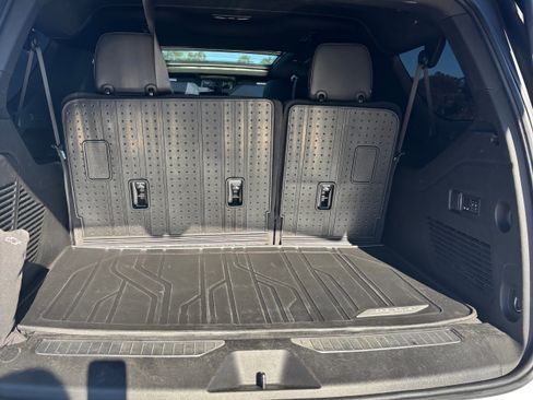 Used 2022 Chevrolet Suburban Z71 w/ Luxury Package image 10