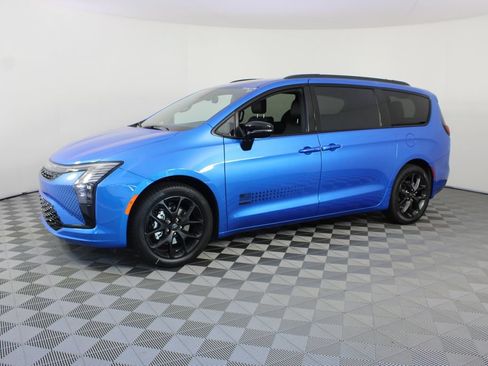 New 2027 Chrysler Pacifica Select FWD image 2