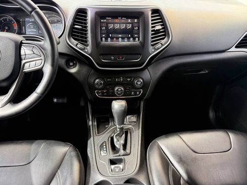 Used 2019 Jeep Cherokee Latitude Plus w/ Comfort/Convenience Group FWD image 46