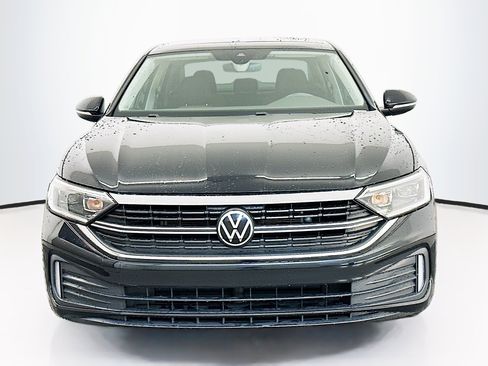 Used 2024 Volkswagen Jetta SEL FWD image 2