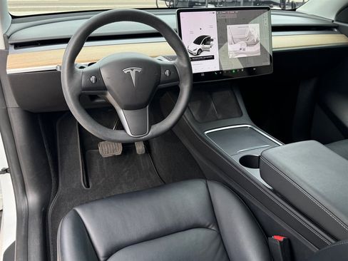 Used 2021 Tesla Model Y Long Range image 11
