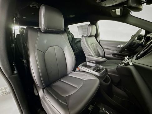 New 2026 Chrysler Pacifica Select image 27