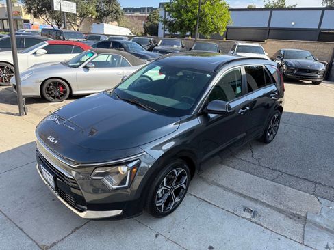 Used 2024 Kia Niro EX Touring image 12