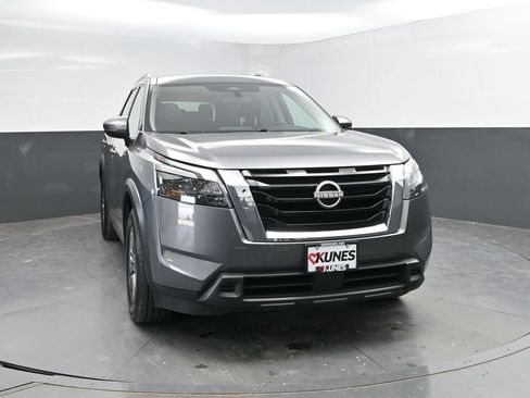 Used 2025 Nissan Pathfinder SV FWD image 2